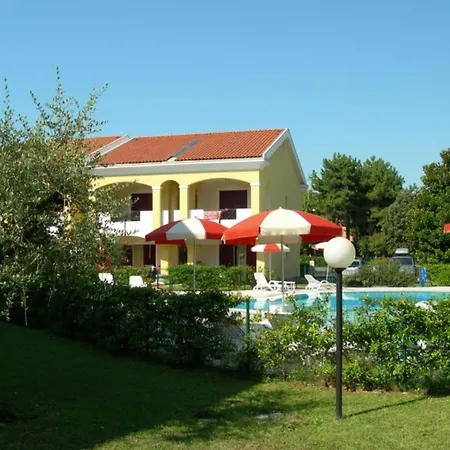 With Shared Pool For Eight Guests Lejlighed Bibione
