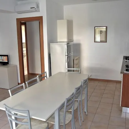 With Shared Pool For Eight Guests Apartman