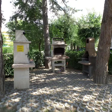 With Shared Pool For Eight Guests Apartman Bibione